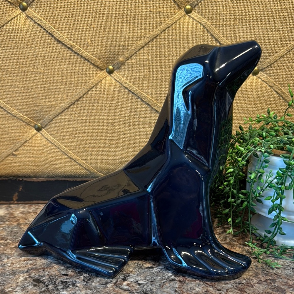 Jaru Seal statue